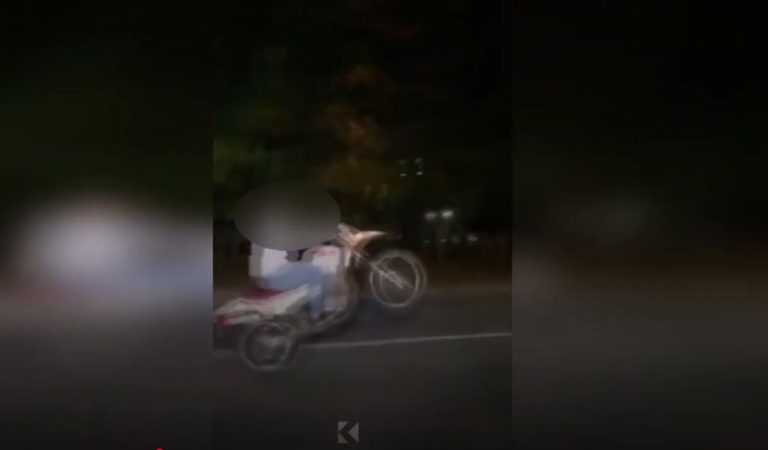 Policia e dënon shoferin që ‘fluturonte’ me motor në Gjakovë (VIDEO) Policia e dënon shoferin që ‘fluturonte’ me motor në Gjakovë (VIDEO)