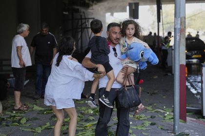 Njerëzit reagojnë pasi një raketë nga Irani godet në Haifa, Izrael, të premten. (Baz Ratner / AP)