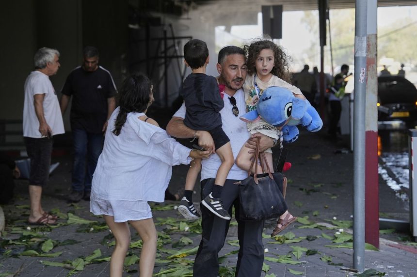Njerëzit reagojnë pasi një raketë nga Irani godet në Haifa, Izrael, të premten. (Baz Ratner / AP)