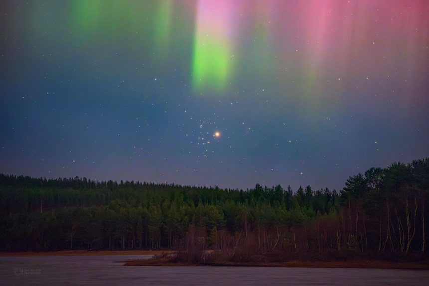 APOD: 2026 October 14 - Mars and the Beehive Under an Aurora